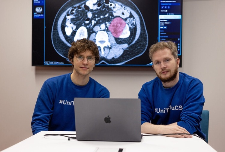 Imagen: los investigadores Joonas Ariva y Dmytro Fishman han desarrollado una herramienta basada en inteligencia artificial que acelera la detección del cáncer de riñón (Foto cortesía de Kadri-Ann Kivastik/Universidad de Tartu)