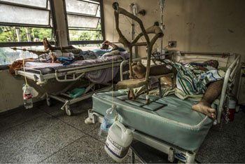 Image: Patients in the orthopedic ward at Luis Razetti Hospital (Puerto La Cruz, Venezuela) (Photo courtesy of the NYT).