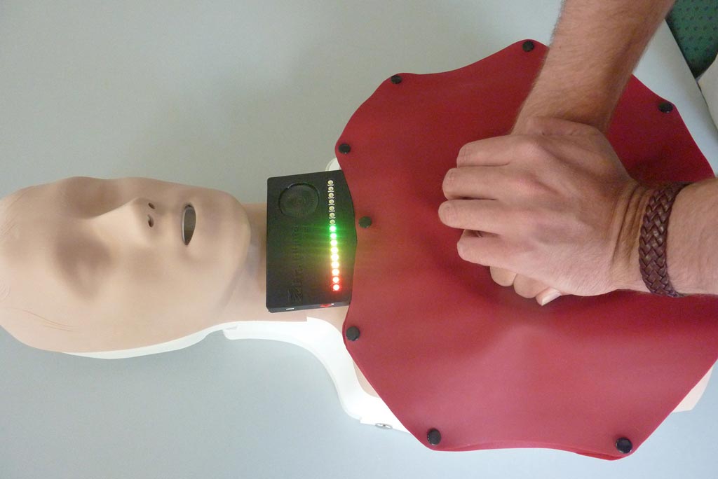 Image: Illuminated LEDs indicate if CPR chest compressions are administered correctly (Photo courtesy of Fraunhofer ISC).