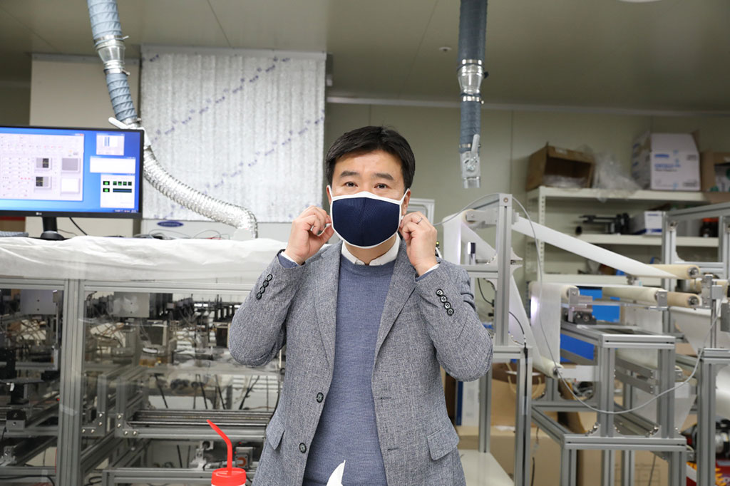 Image: Professor Kim Il-doo demonstrating his mask (Photo courtesy of KAIST)