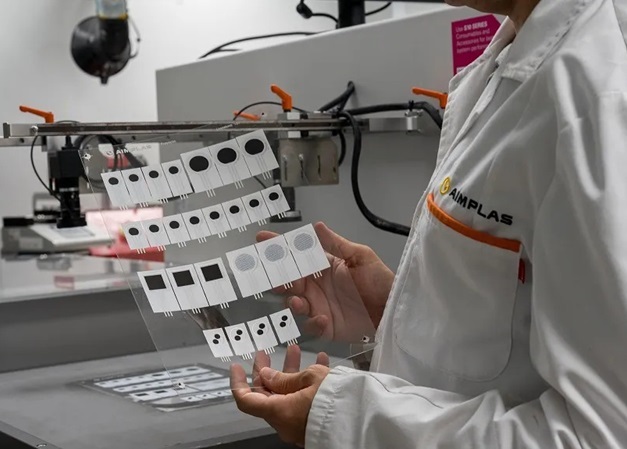 Image: The portable biosensor platform uses printed electrochemical sensors for the rapid, selective detection of Staphylococcus aureus (Photo courtesy of AIMPLAS)