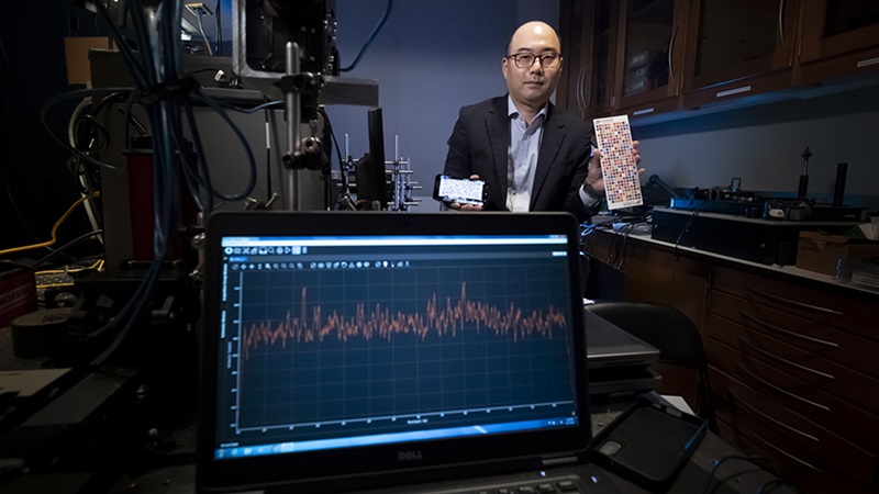 Image: The smartphone technology measures blood hemoglobin levels from a digital photo of the inner eyelid (Photo courtesy of Purdue University)