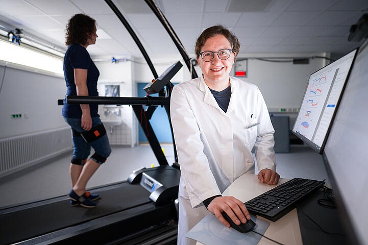 Image: The research team, led by Professor Bergita Ganse, developed an innovative way to monitor bone fracture healing that eliminates harmful shorter wavelength radiation (Photo courtesy of Oliver Dietze) Image: The research team, led by Professor Bergita Ganse, developed an innovative way to monitor bone fracture healing that eliminates harmful shorter wavelength radiation (Photo courtesy of Oliver Dietze)