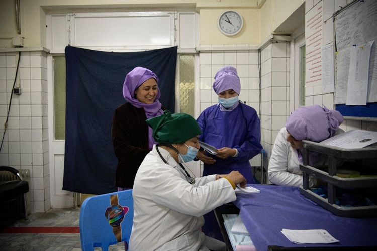 Image: The new recommendations urge better prevention, faster diagnosis and treatment to address world’s leading childbirth complication (Photo courtesy of Kiana Hayeri/WHO)