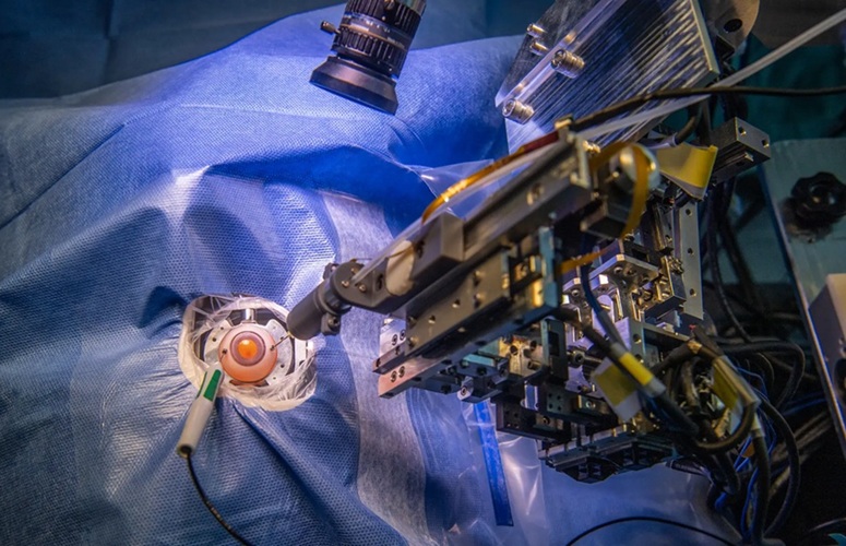 Image: The robot delivers injections with an accuracy of 15 micrometers (Photo courtesy of Andreas Heddergott / TUM)