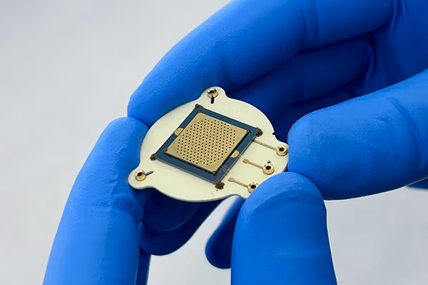 Image: Miniaturizing complex MS technology to chip scale eliminates the use of traditional laboratory equipment (Photo courtesy of Detect-ION)