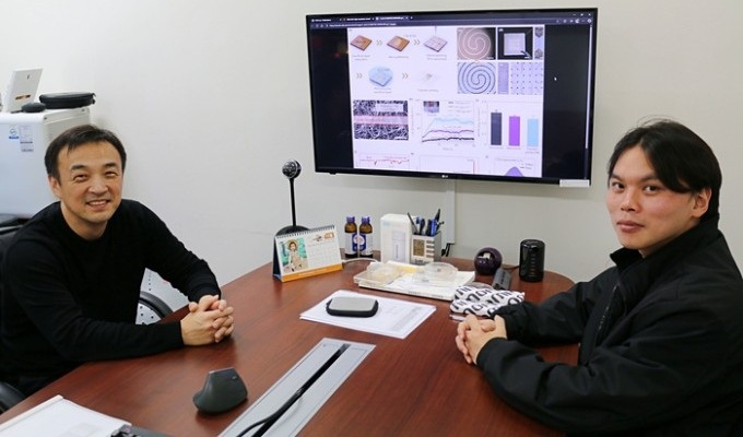 Image: Professor Sungwon Lee (left) and Ph.D. candidate Hyuk-ju Choi (right) created a high-resolution e-skin device on a breathable substrate (Photo courtesy of DGIST) Image: Professor Sungwon Lee (left) and Ph.D. candidate Hyuk-ju Choi (right) created a high-resolution e-skin device on a breathable substrate (Photo courtesy of DGIST)