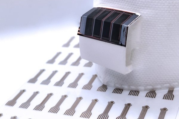 Image: The EBClite smart mask can analyze the chemicals in one\'s breath in real time (photo courtesy of Caltech/Wei Gao and Wenzheng Heng)