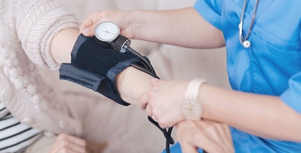 Image: The study suggests that dementia risk scoring could be integrated into existing vital-sign reviews (photo courtesy of Adobe Stock)