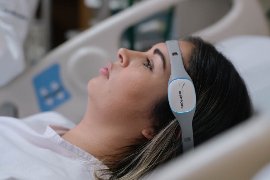 Image: The technology consists of a non-invasive sensor that detects micro-movements of the skull bone linked to heartbeats and transforms them into a signal that allows monitoring of intracranial compliance and dynamics (photo courtesy of bran4care)