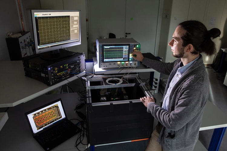 Image: In the laboratory, the research team was able to demonstrate measurements with practically no dead time. (Image Credit: University of Stuttgart / Uli Regenscheit)
