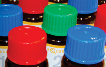 图片：两种液态质控品是多种对照物高度混合而成，简化了临床实验室的质控（图片蒙朗道实验室惠赐）。