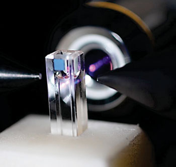 图片:用激光光致荧光目测样本中生物分子的浓度(图片蒙弗朗霍夫研究所惠赐)。 图片:用激光光致荧光目测样本中生物分子的浓度(图片蒙弗朗霍夫研究所惠赐)。