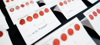 图片:科研人员已经开发了一种检测维生素B12缺乏症的简易、灵敏的检验,它只需一滴血(图片蒙不列颠哥伦比亚大学的Don Erhardt惠赐)。 图片:科研人员已经开发了一种检测维生素B12缺乏症的简易、灵敏的检验,它只需一滴血(图片蒙不列颠哥伦比亚大学的Don Erhardt惠赐)。