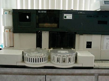 Автоматический хемилюминесцентный анализатор ACS-180 (фото любезно предоставлено компанией Bayer HealthCare).