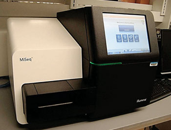 Настольный секвенсор MiSeq для секвенирования генома (фото предоставлено Illumina). Настольный секвенсор MiSeq для секвенирования генома (фото предоставлено Illumina).