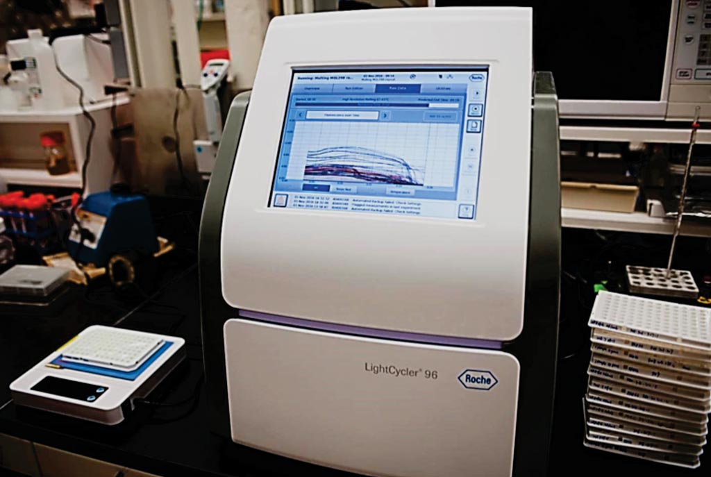 图片:在一台仪器上运行快速检测细菌的In-DX组合试剂(图片蒙密歇根州立大学的G.L. Kohuth惠赐)。 图片:在一台仪器上运行快速检测细菌的In-DX组合试剂(图片蒙密歇根州立大学的G.L. Kohuth惠赐)。