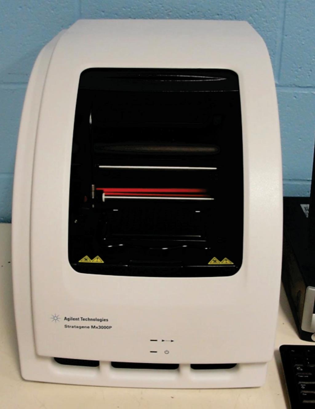 Термоциклер Stratagene Mx3000P (фото предоставлено компанией Agilent Technologies). Термоциклер Stratagene Mx3000P (фото предоставлено компанией Agilent Technologies).