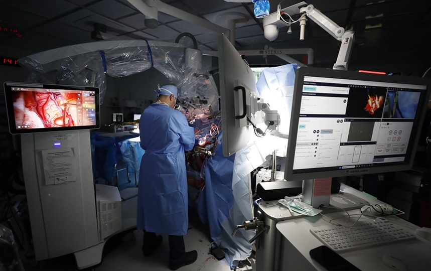 Image: Neurosurgeons use advanced brain mapping with real-time data to guide precise tumor removal while preserving vital functions (photo courtesy of the University of Rochester)