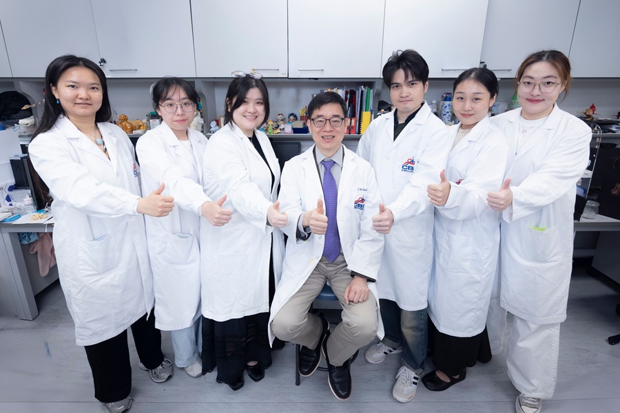 Image: A research team led by Prof. Hsing I-Ming (center), Professor of the Department of Chemical and Biological Engineering at HKUST, has developed TEMPO, a thermodynamically programmed one-pot CRISPR platform for rapid, point-of-care nucleic acid testing. Mr. Wu Xiaolong (third right) and Ms. Li Yanan (first left), PhD students from the Department of Chemical and Biological Engineering, are the co-first authors of this study. (Photo courtesy of HKUST) Image: A research team led by Prof. Hsing I-Ming (center), Professor of the Department of Chemical and Biological Engineering at HKUST, has developed TEMPO, a thermodynamically programmed one-pot CRISPR platform for rapid, point-of-care nucleic acid testing. Mr. Wu Xiaolong (third right) and Ms. Li Yanan (first left), PhD students from the Department of Chemical and Biological Engineering, are the co-first authors of this study. (Photo courtesy of HKUST)