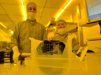 Image: Researchers Marco Povoli and Angela Kok with the microscopic radiation sensor (Photo courtesy of SINTEF).