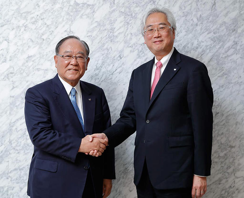 Image: (L) Fujio Mitarai, Chairman and CEO of Canon, and (R), Toshio Takiguchi, Toshiba Medical President and CEO (Photo courtesy of Canon / Toshiba).
