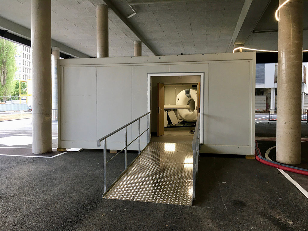 Image: The `CT in a box` in the Henri-Mondor parking lot (Photo courtesy of GE Healthcare)